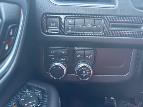 Used 2021 GMC Yukon SLT AWD/4WD image 32