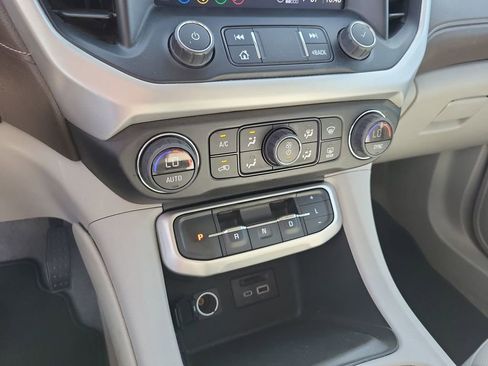 Used 2023 GMC Acadia SLT image 16