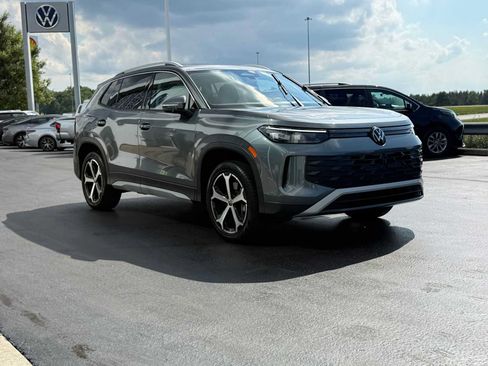 Certified 2026 Volkswagen Tiguan SE w/ Panoramic Sunroof Package AWD/4WD image 3
