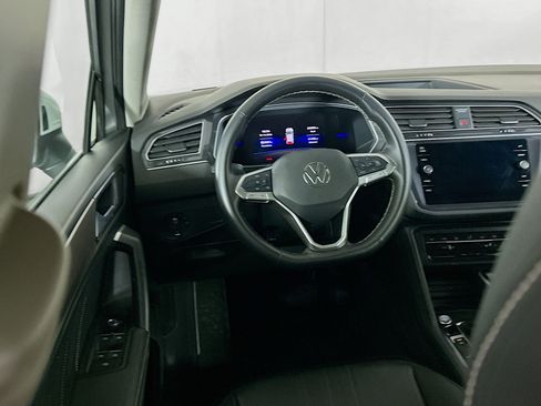 Used 2024 Volkswagen Tiguan SE image 17