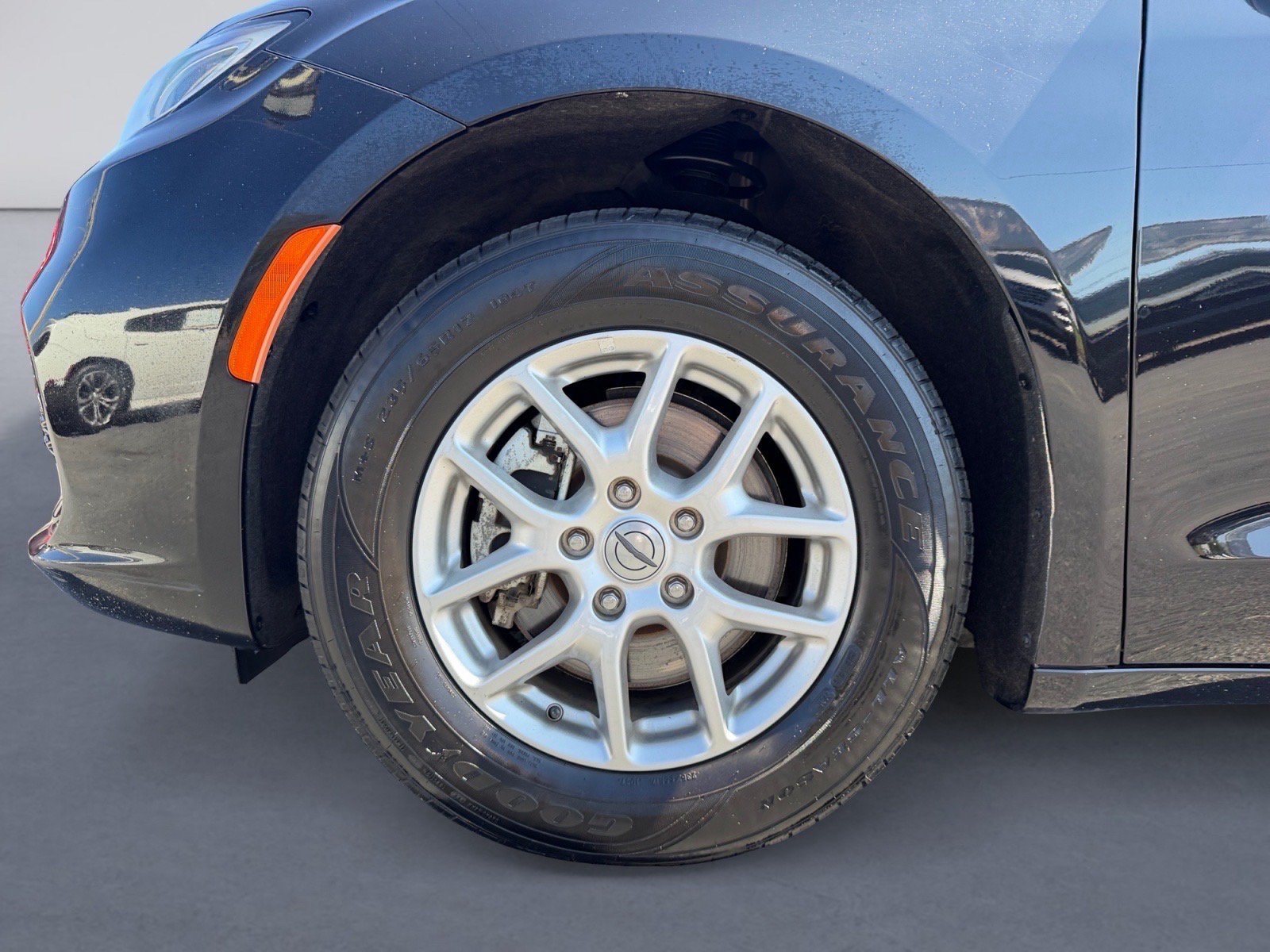 Used 2024 Chrysler Pacifica Touring-L FWD image 9