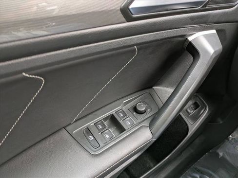 Used 2024 Volkswagen Tiguan SE image 18