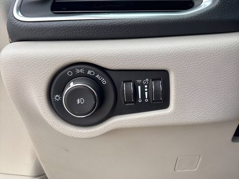 Used 2022 Chrysler Pacifica Limited FWD image 11