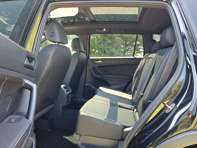 Used 2023 Volkswagen Tiguan SE R-Line AWD/4WD image 10