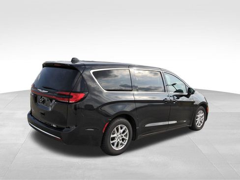 Used 2023 Chrysler Pacifica Touring-L image 4