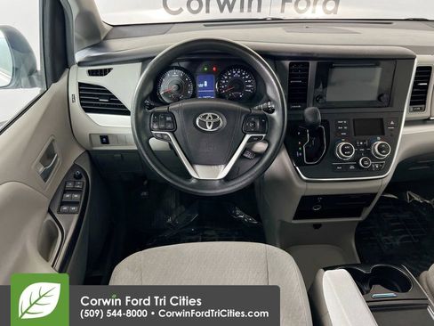 Used 2016 Toyota Sienna LE image 25
