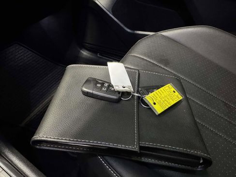 Used 2022 Volkswagen Tiguan SE R-Line image 32