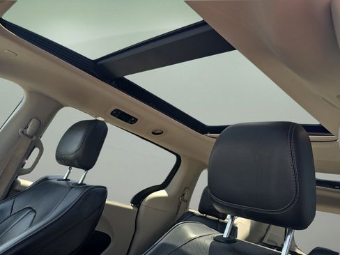 Used 2018 Chrysler Pacifica Limited FWD image 15