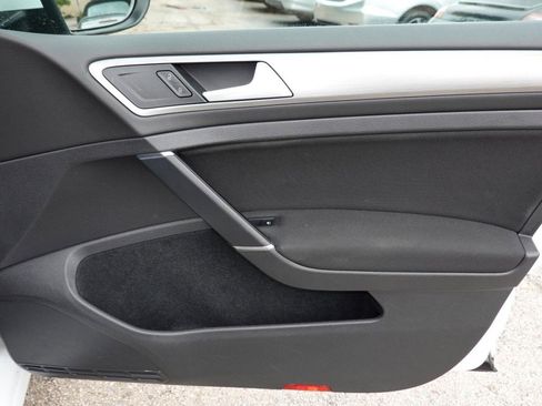 Used 2017 Volkswagen Golf S image 22