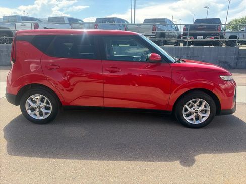 Used 2022 Kia Soul LX w/ Technology Package FWD image 4