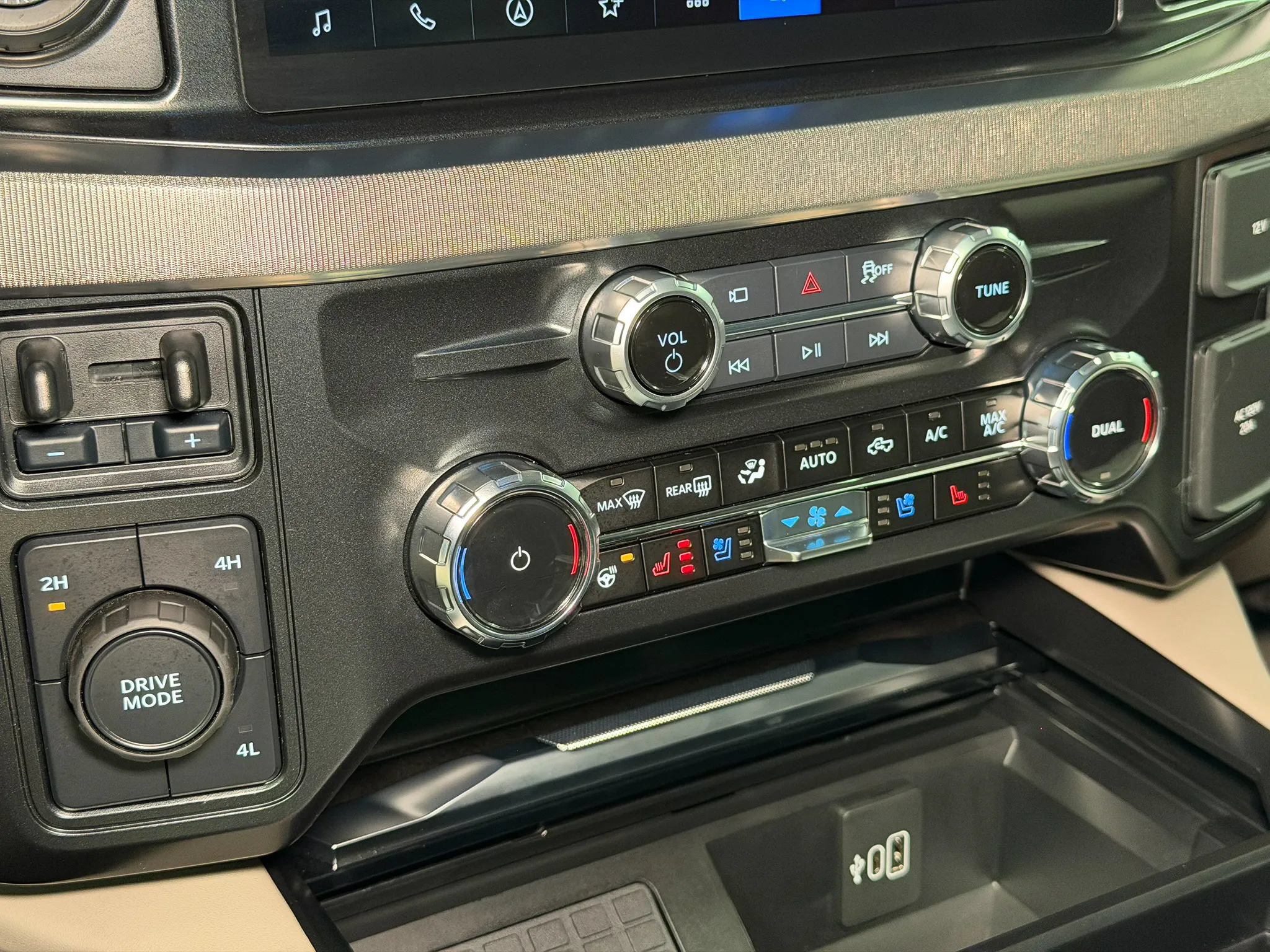 Used 2027 Ford F450 Platinum w/ Platinum Plus Package AWD/4WD image 28