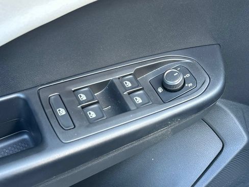 Used 2026 Volkswagen Taos SE FWD image 19