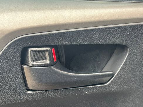 Used 2018 Toyota RAV4 LE image 7