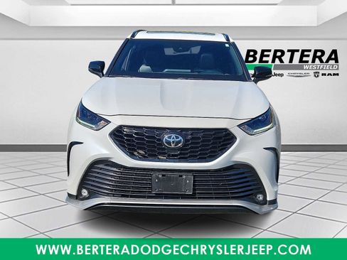 Used 2022 Toyota Highlander XSE image 2