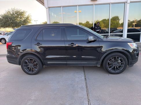 Used 2019 Ford Explorer XLT w/ Equipment Group 202A FWD image 3