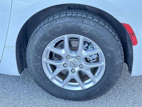 Used 2024 Chrysler Pacifica Touring-L FWD image 12