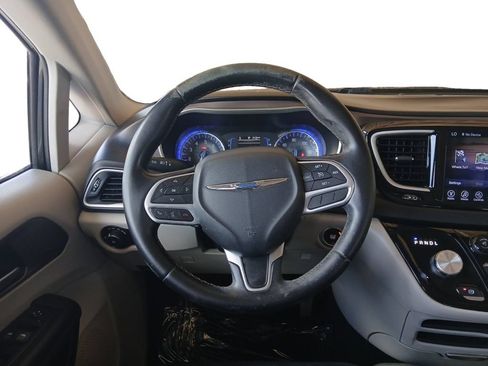 Used 2017 Chrysler Pacifica Touring-L FWD image 12