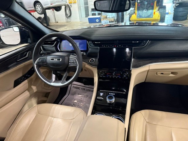 Used 2023 Jeep Grand Cherokee Limited AWD/4WD image 18