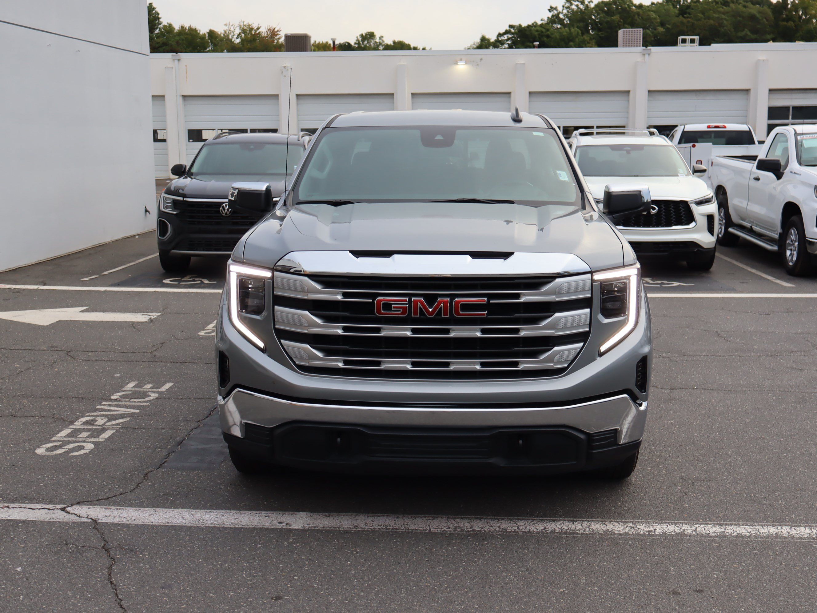 Used 2025 GMC Sierra 1500 SLE w/ Preferred Package AWD/4WD image 3