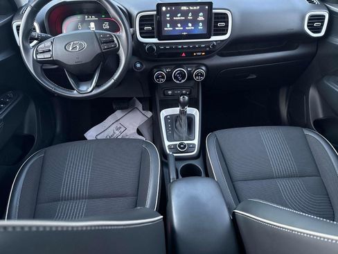 Certified 2025 Hyundai Venue Limited image 17