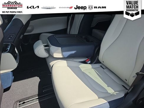 Used 2025 Kia Carnival EX FWD image 10