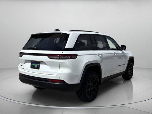 Used 2025 Jeep Grand Cherokee Altitude image 3