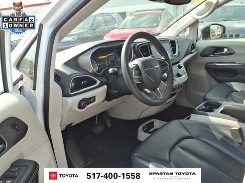 Used 2024 Chrysler Pacifica Touring-L FWD image 14