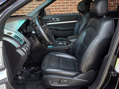 Used 2017 Ford Explorer XLT w/ Equipment Group 202A AWD/4WD image 12