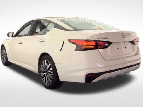 Used 2025 Nissan Altima 2.5 SV FWD image 11