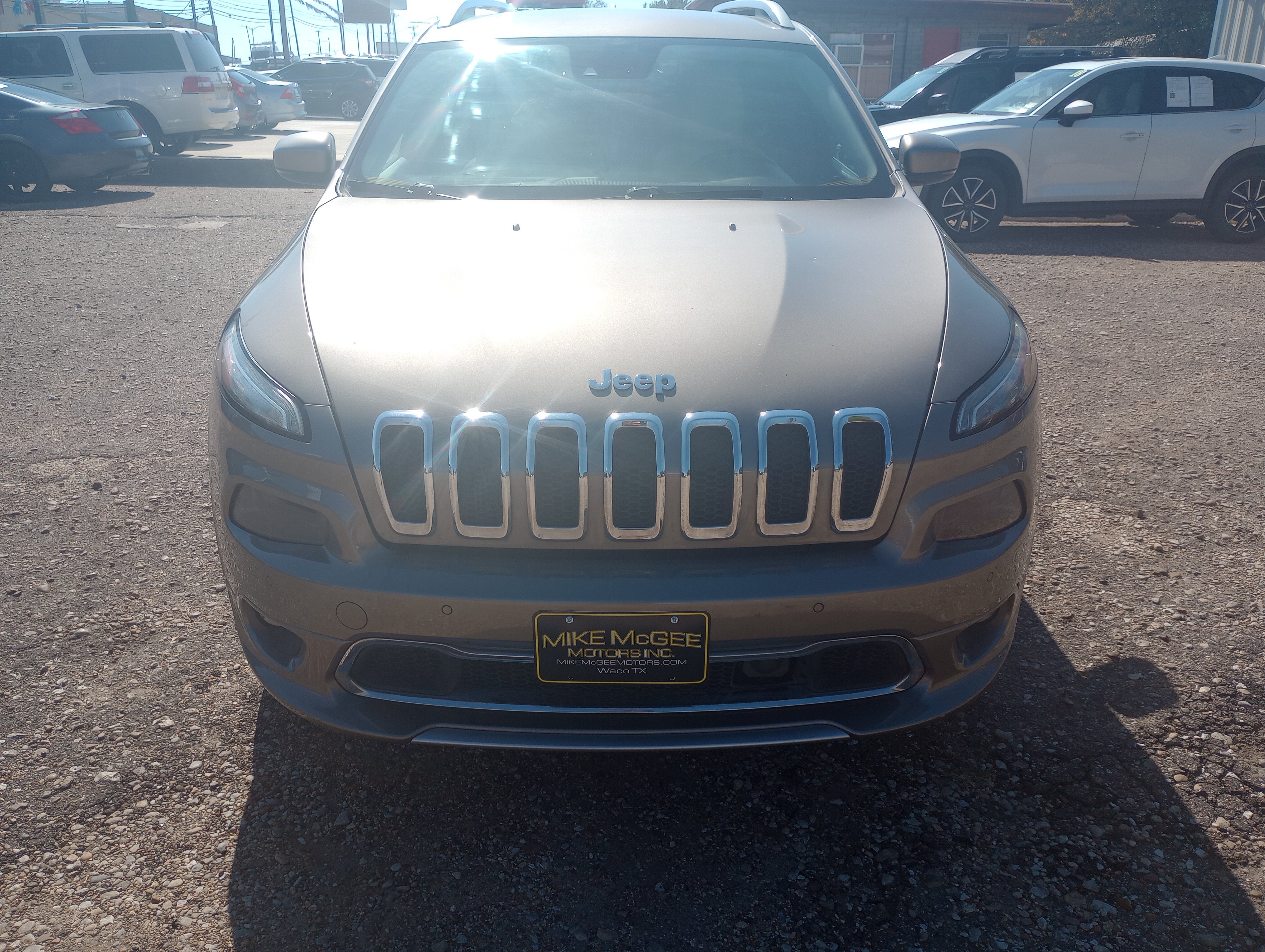 Used 2017 Jeep Cherokee Overland w/ Technology Group FWD image 2