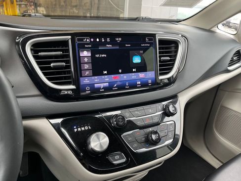 Used 2023 Chrysler Pacifica Touring-L FWD image 20