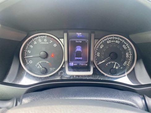 Used 2017 Toyota Tacoma SR5 w/ Tow Package AWD/4WD image 15