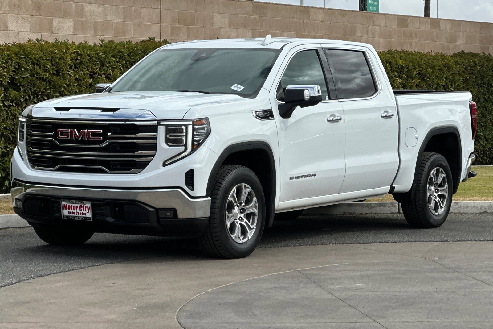 Certified 2025 GMC Sierra 1500 SLT RWD image 8