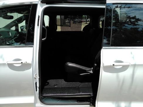 Used 2026 Chrysler Pacifica Select FWD image 16
