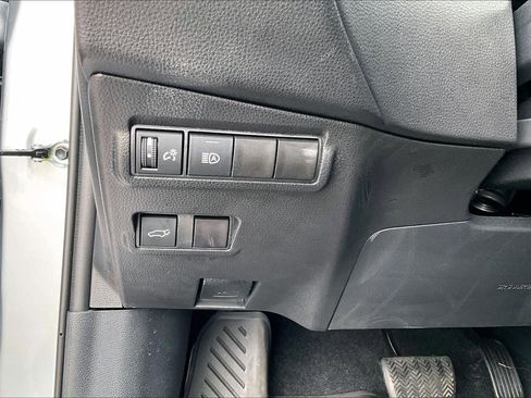 Used 2025 Toyota Corolla Cross XLE w/ Convenience Package image 32