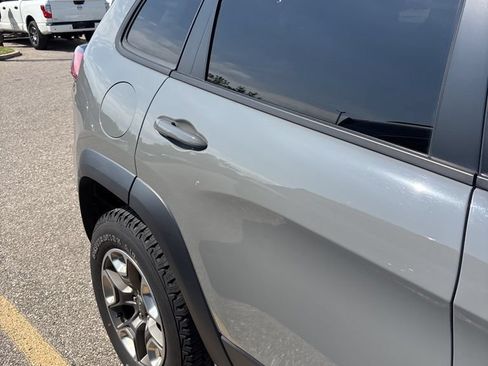 Used 2019 Jeep Cherokee Trailhawk w/ Comfort/Convenience Group AWD/4WD image 13