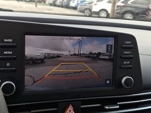 Used 2022 Hyundai Elantra SE FWD image 16