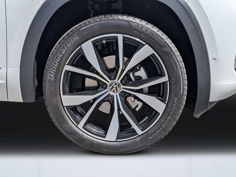 Certified 2025 Volkswagen Atlas SEL Premium R-Line image 11