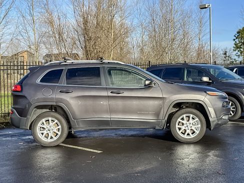 Used 2018 Jeep Cherokee Latitude Plus w/ Comfort/Convenience Group image 3