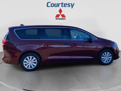 Used 2020 Chrysler Voyager L FWD image 7