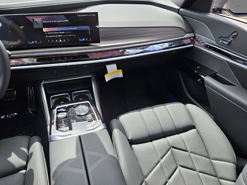 New 2025 BMW i7 xDrive60 image 13