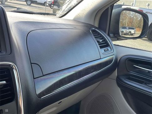 Used 2014 Chrysler Town & Country Touring image 30