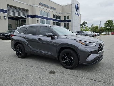 Used 2023 Toyota Highlander XLE FWD image 2