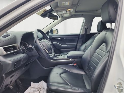 Certified 2022 Toyota Highlander XLE image 9