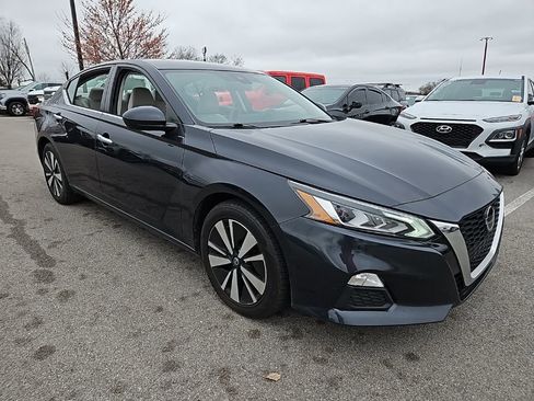 Used 2021 Nissan Altima 2.5 SV image 2