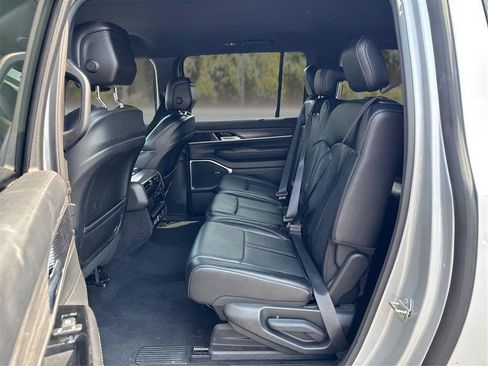 Used 2024 Jeep Wagoneer L Series II w/ Flexible Seating Group AWD/4WD image 10