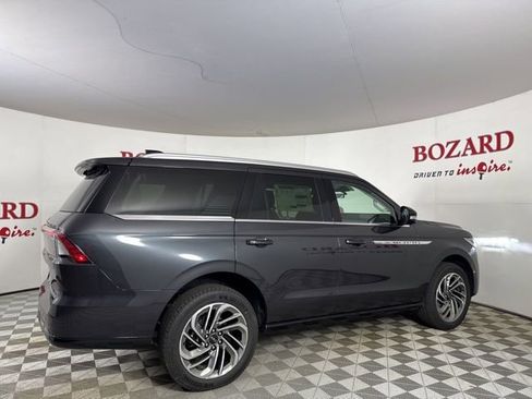 New 2025 Lincoln Navigator Reserve image 8