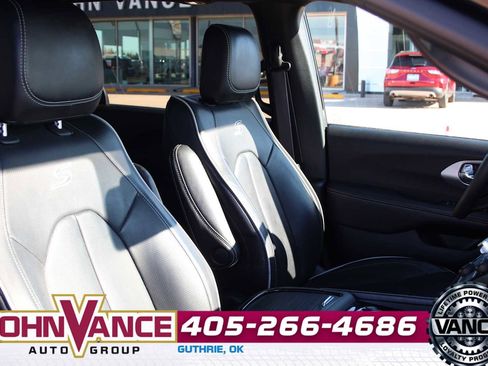 Used 2025 Chrysler Pacifica Limited image 20