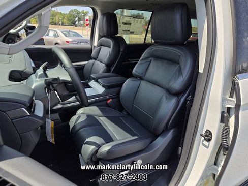 New 2027 Lincoln Navigator Premiere RWD image 8
