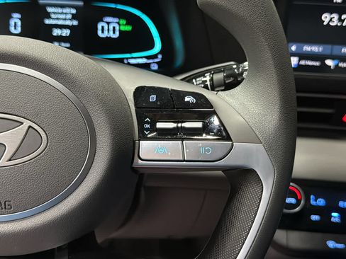 Used 2025 Hyundai Elantra Hybrid FWD image 13
